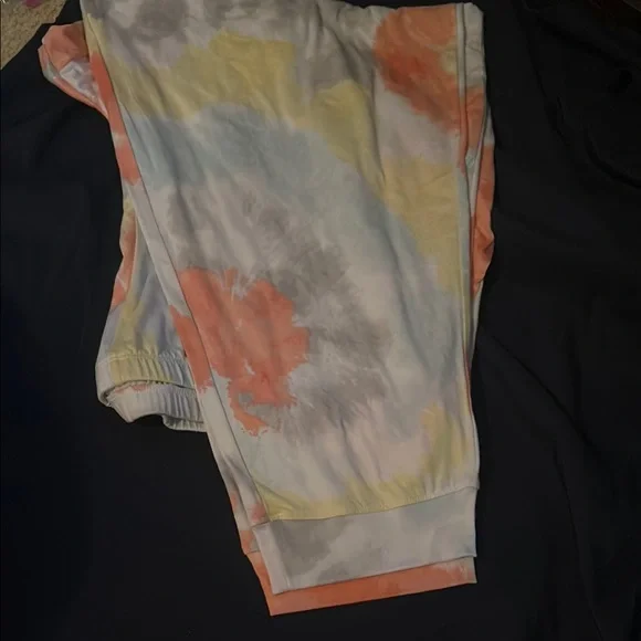 NWT- Secret Treasures Tie-Dye Women's 2 piece pajama set. Size 3x (24/26) - Picture 3 of 3